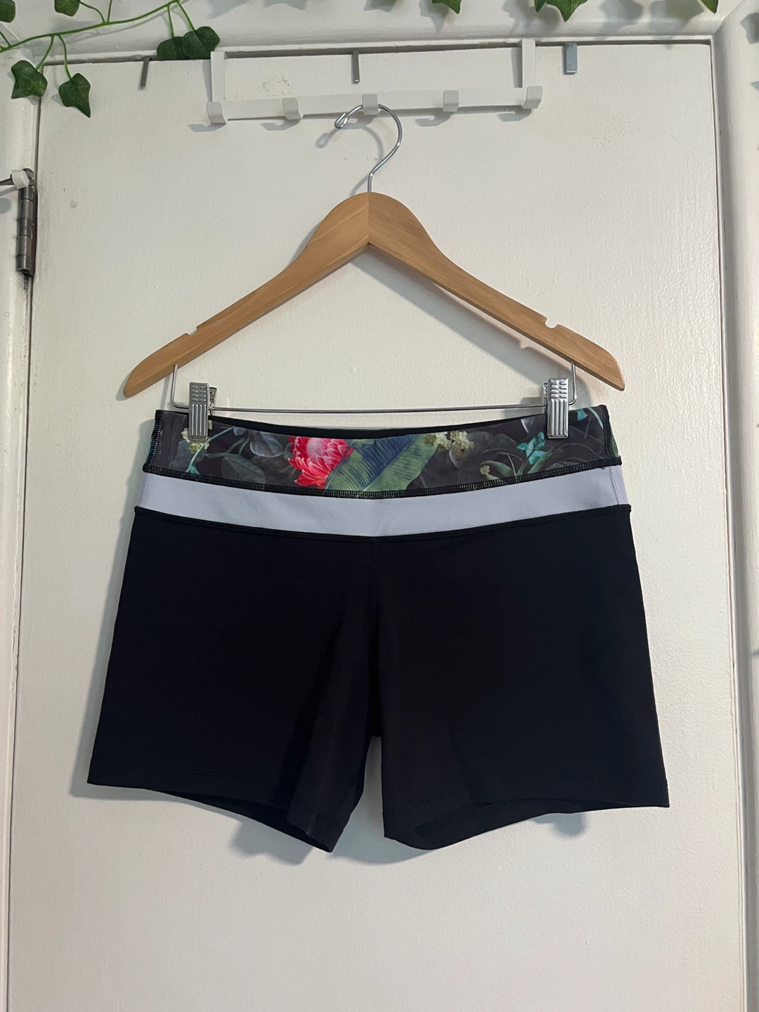 Vintage Lululemon Black Floral Shorts - Size 10