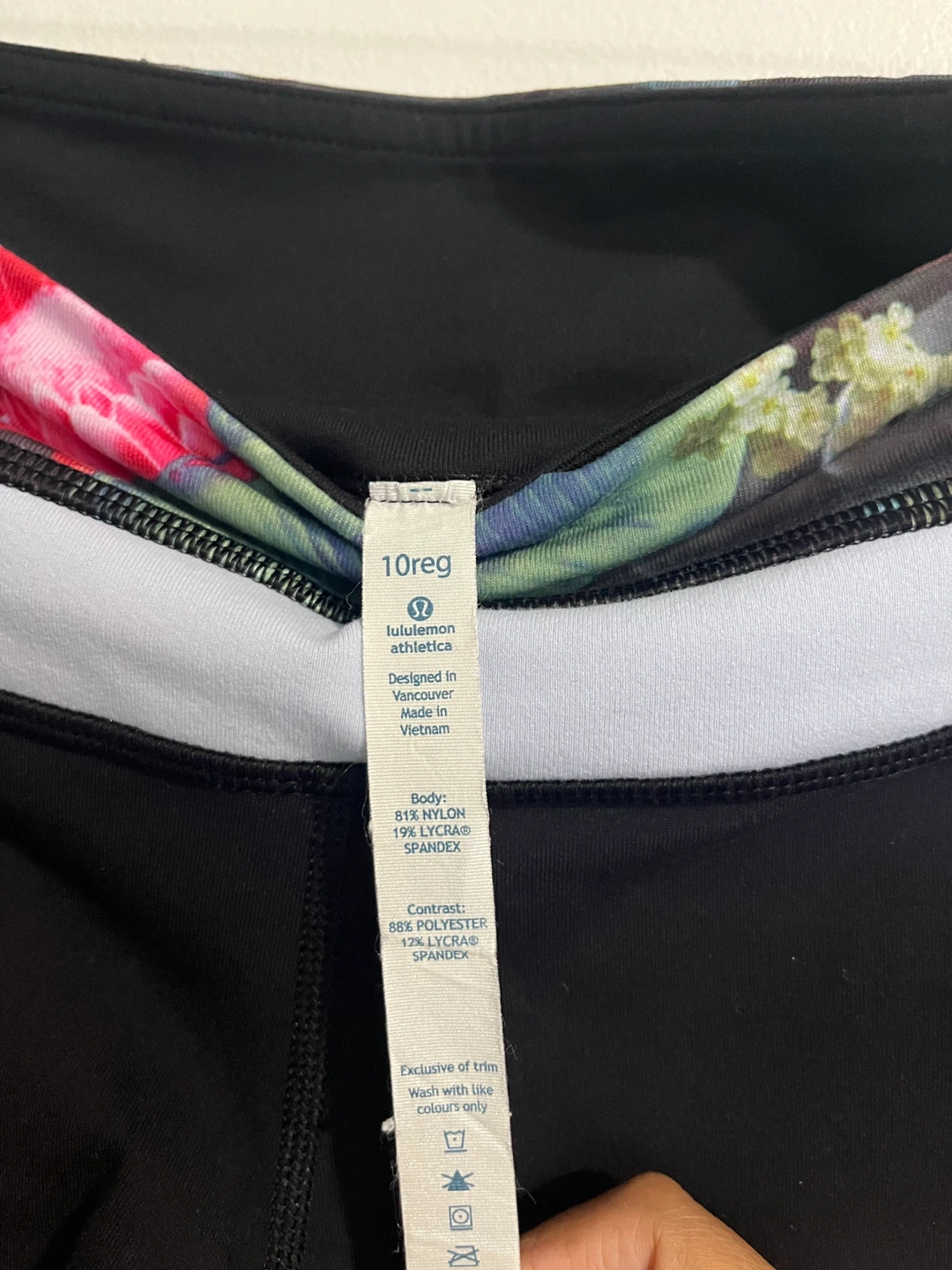Vintage Lululemon Black Floral Shorts - Size 10 - photo 3