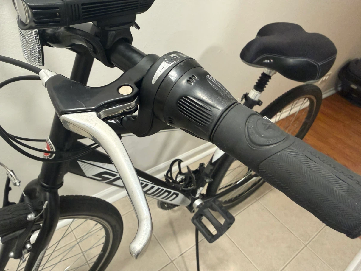 Schwinn Hybrid Bike - photo 2