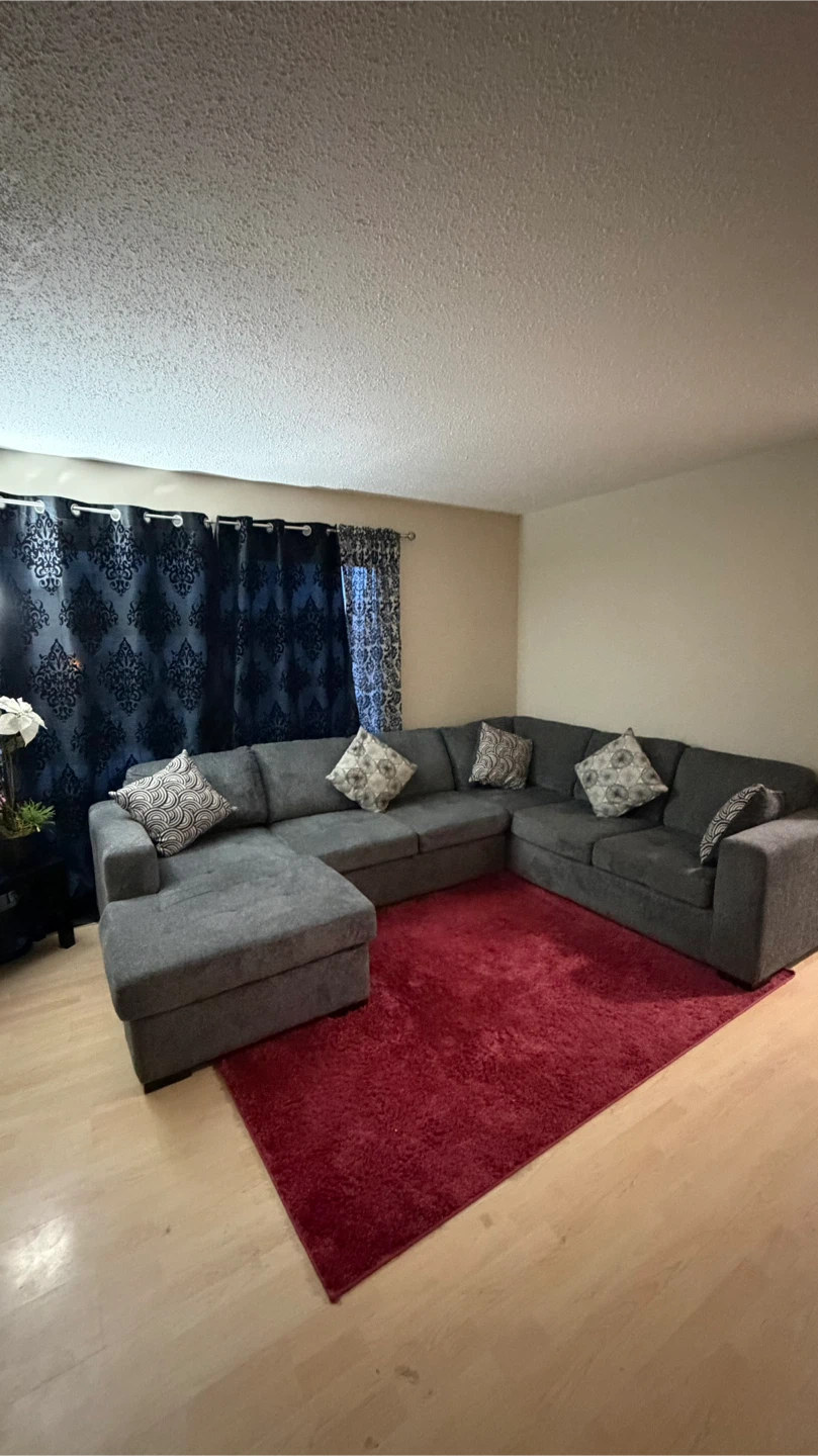 Grey Sectional Sofa Excellent Condition – Smoke & Pet Free Home
