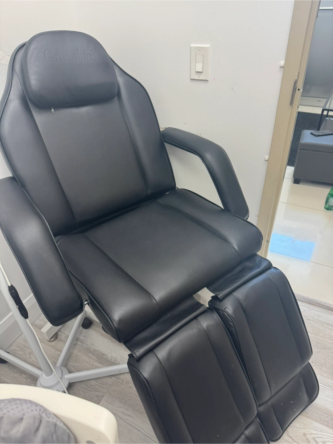 Greenlife All-Black Massage/Facial Chair