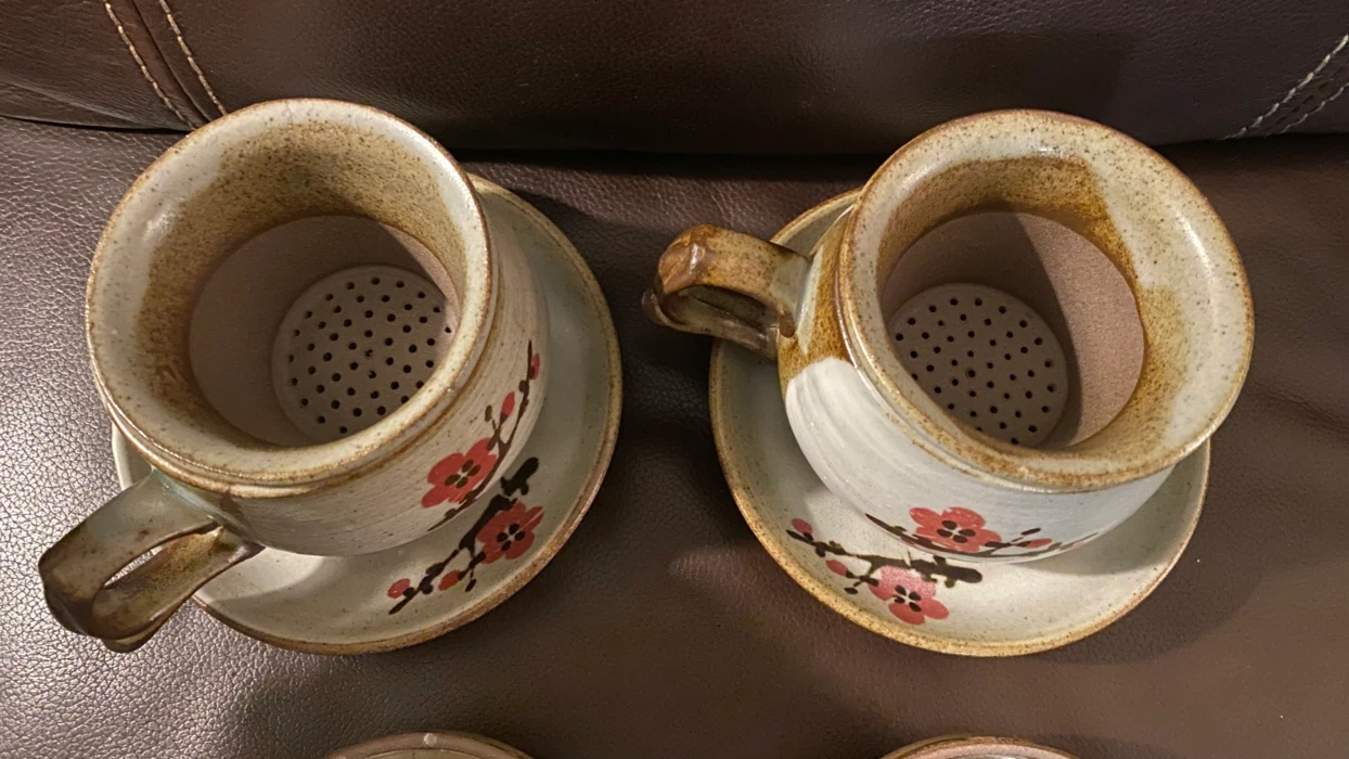 Set of 2 Ceramic Tea Cups with Saucers and Infusers - photo 2