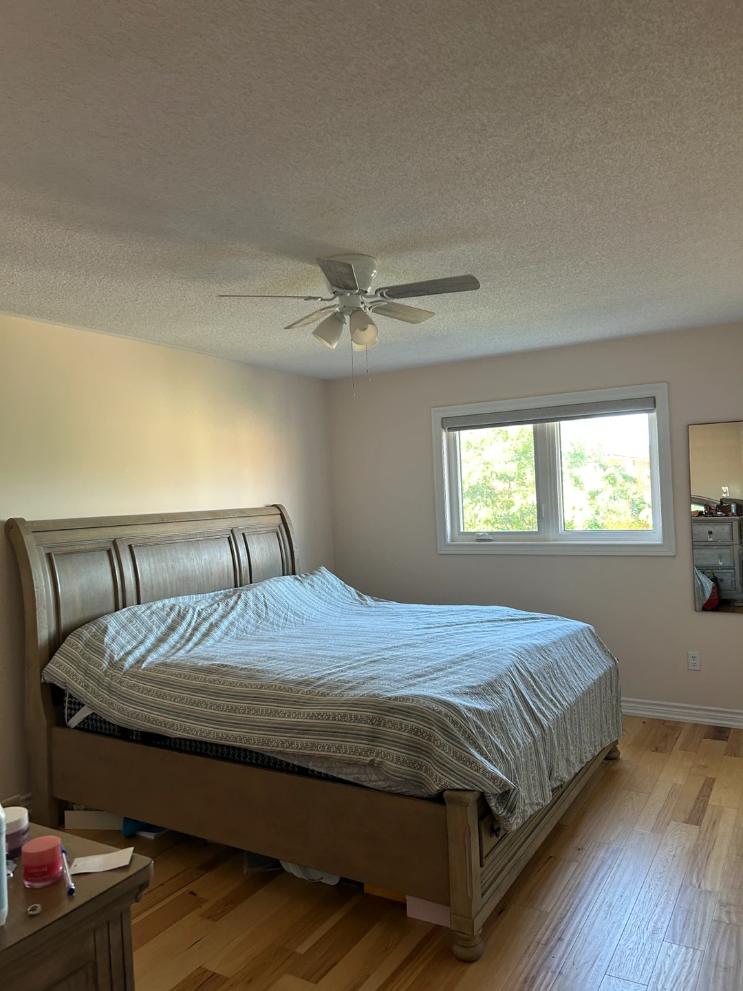 Leon’s king size bed frame fits 3 pillows - photo 2