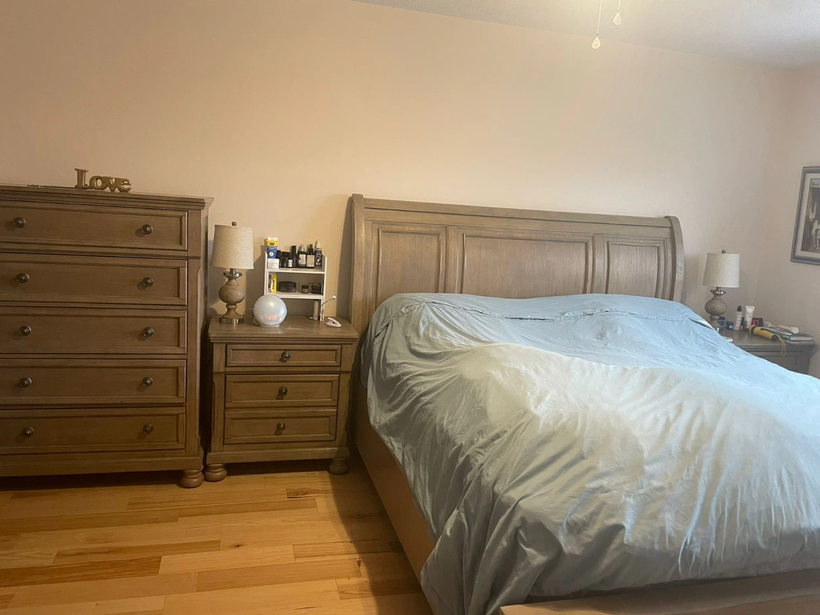 Leon’s king size bed frame fits 3 pillows - photo 3