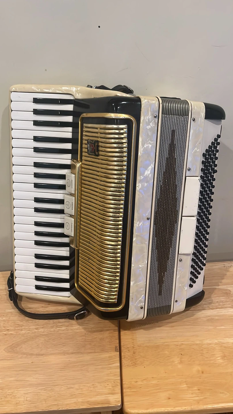 Italian Camerano piano accordion $750 firm - photo 3