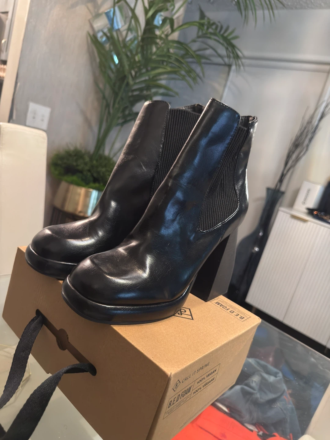 TOP SHOP Black Leather Block Heel Chelsea Boots