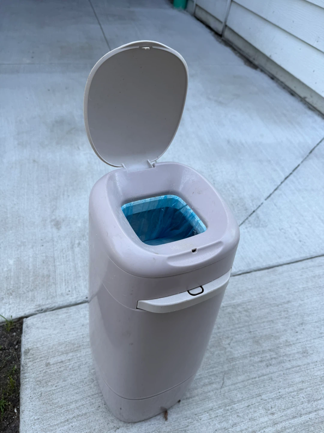 Cleaned Litter Genie Cat Litter Disposal Pail with refills