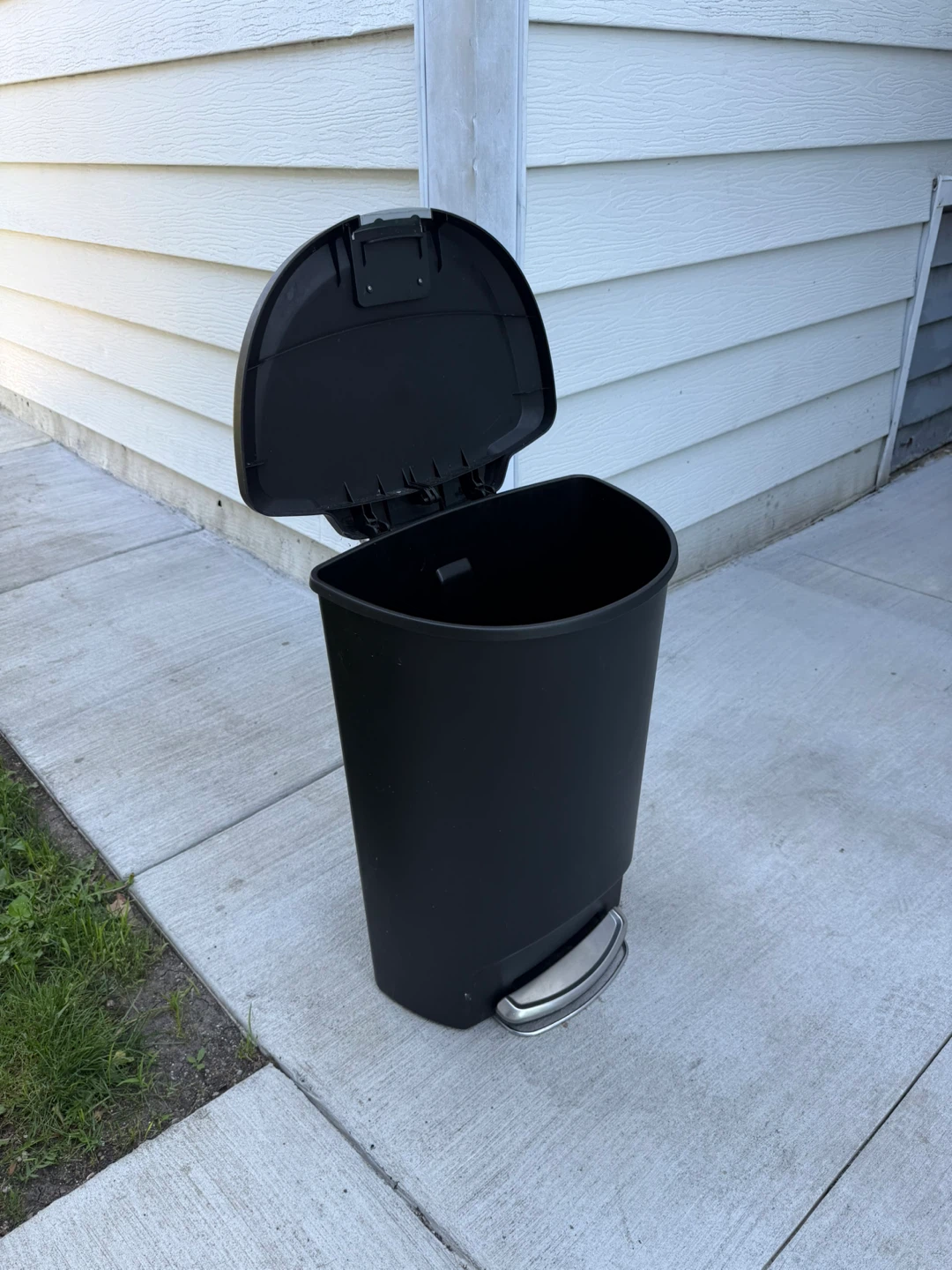 Trash Can with locking lid