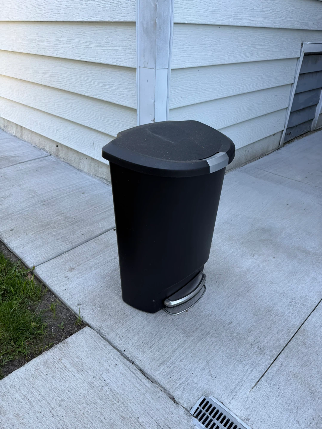 Trash Can with locking lid - photo 2