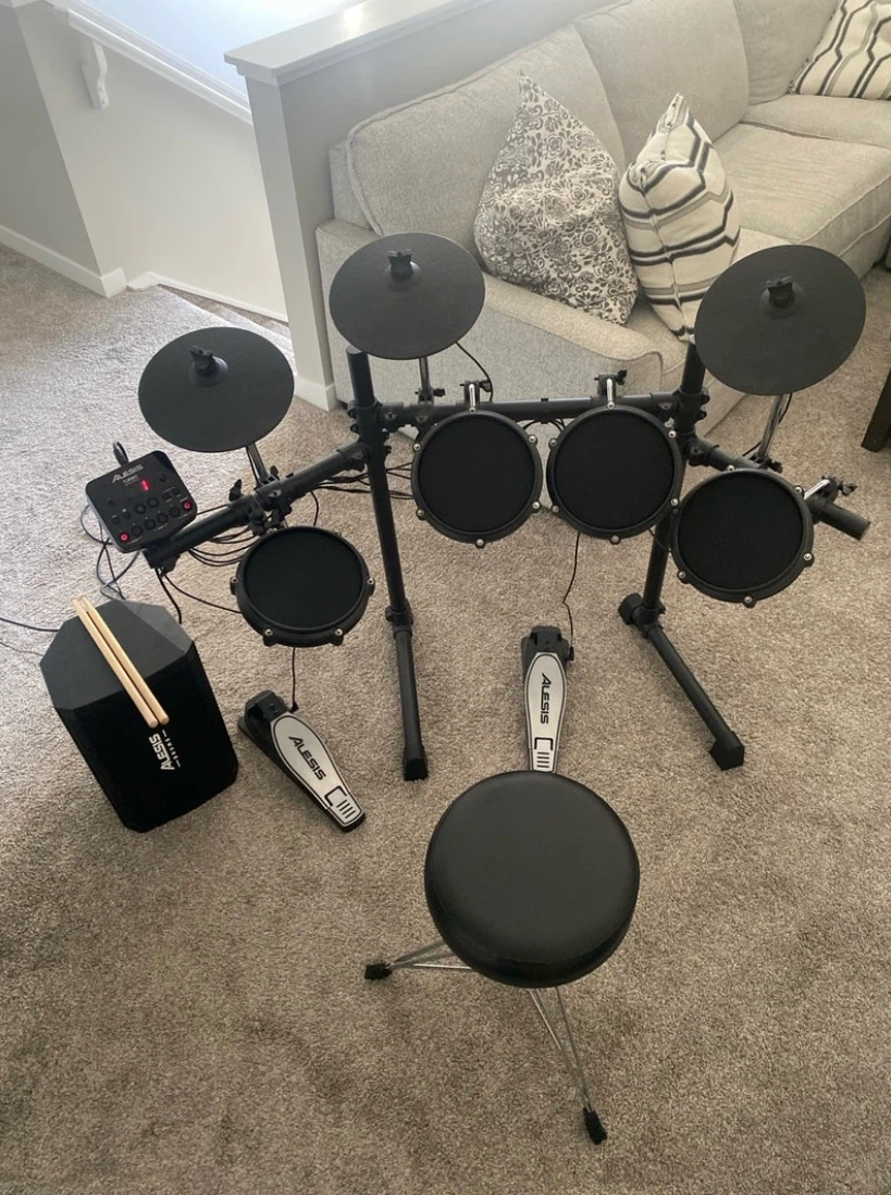 Alesis Electronic Drum Kit + Amp, Throne & Pedals