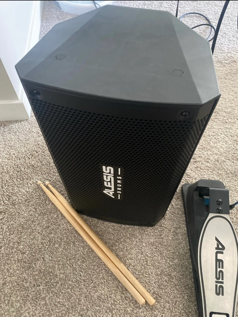 Alesis Electronic Drum Kit + Amp, Throne & Pedals - photo 4