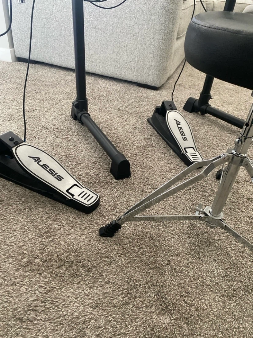 Alesis Electronic Drum Kit + Amp, Throne & Pedals - photo 5