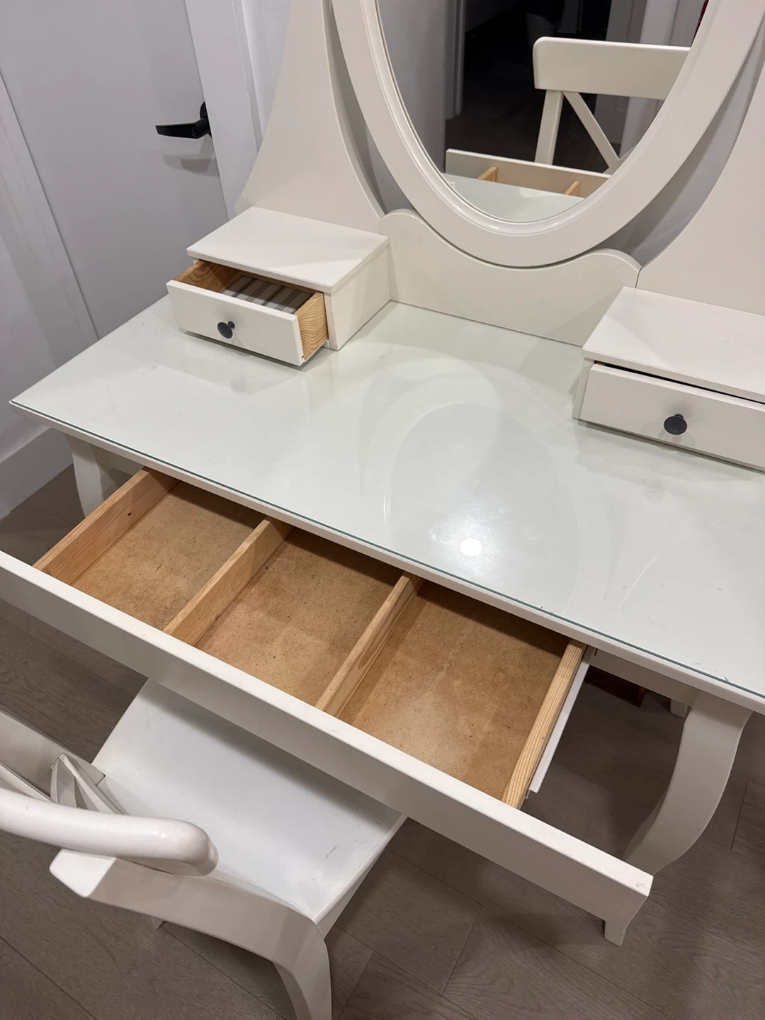 White Vanity Set with Oval Mirror and Chair - photo 2