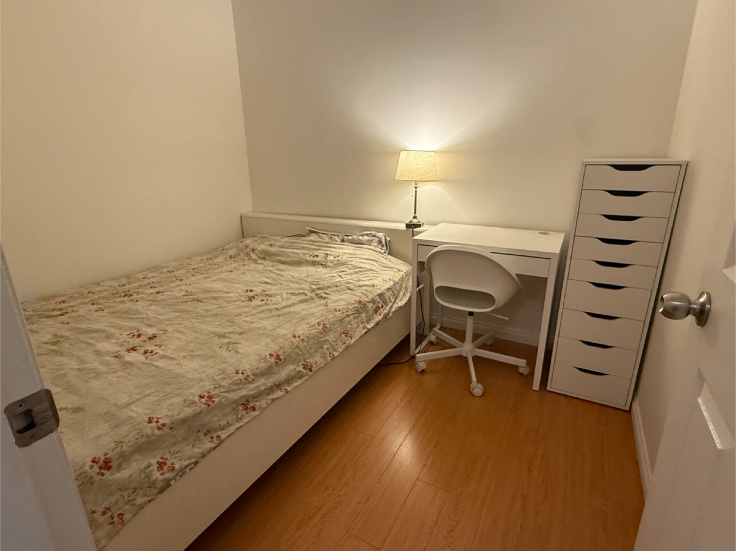 Room for rent in East van- Victoria area - photo 2