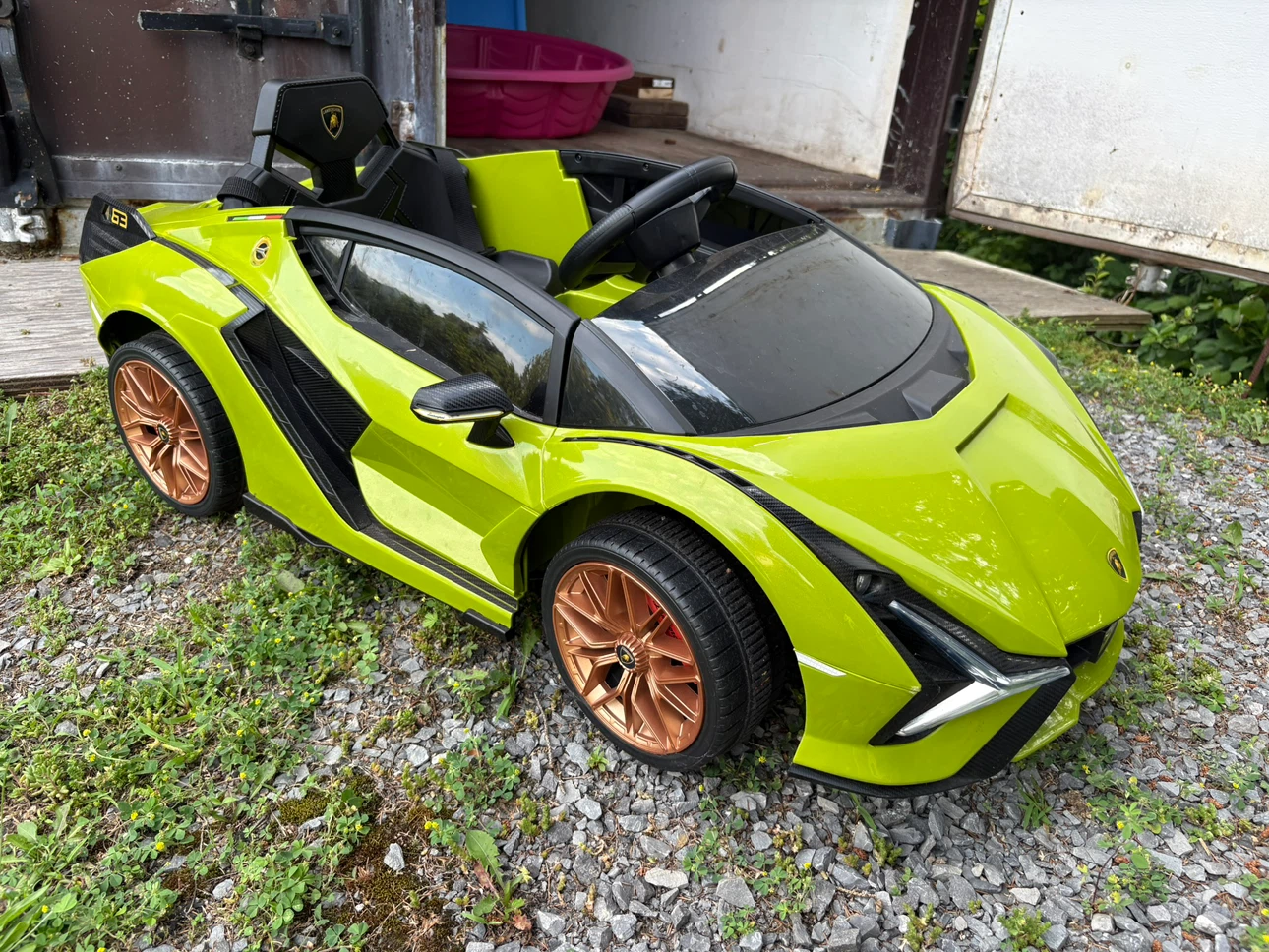 Vibrant lime green Lamborghini ride-on toy car - photo 2