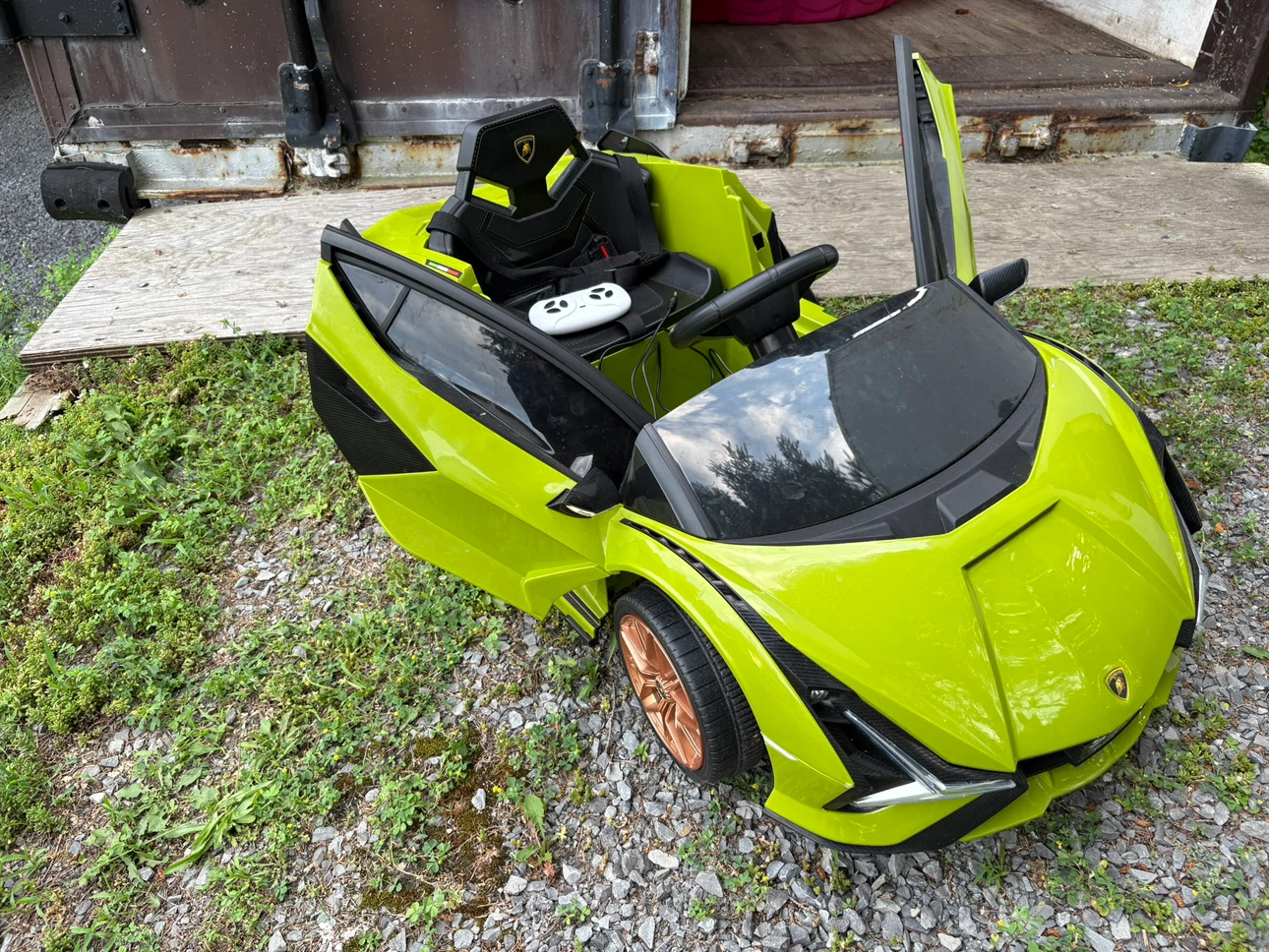 Vibrant lime green Lamborghini ride-on toy car - photo 3