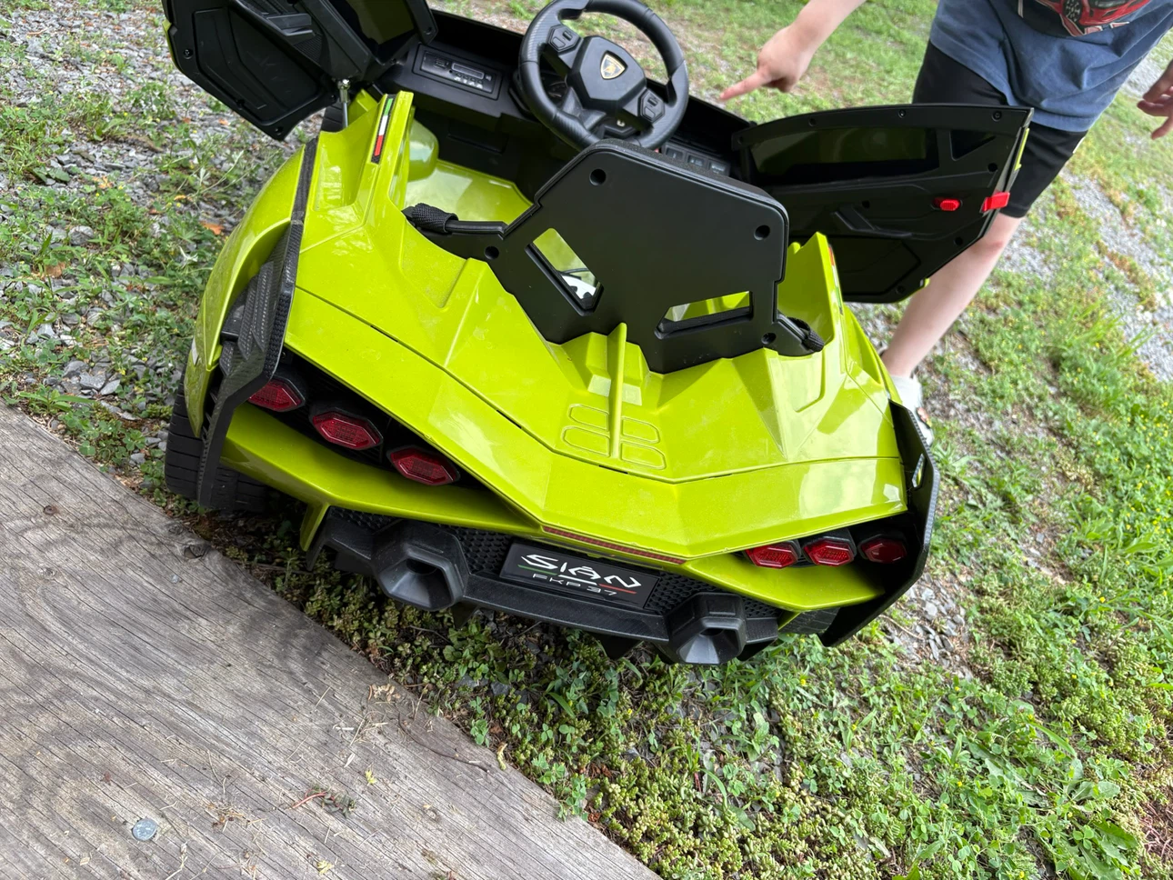 Vibrant lime green Lamborghini ride-on toy car - photo 4