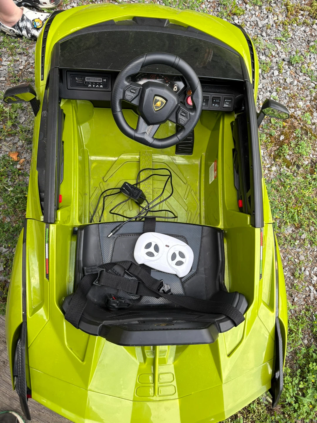 Vibrant lime green Lamborghini ride-on toy car - photo 5