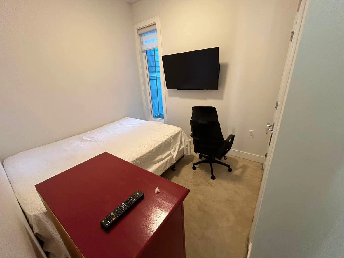 1 Bed 1 Bath Suite - Burnaby House available on July 8 - photo 4
