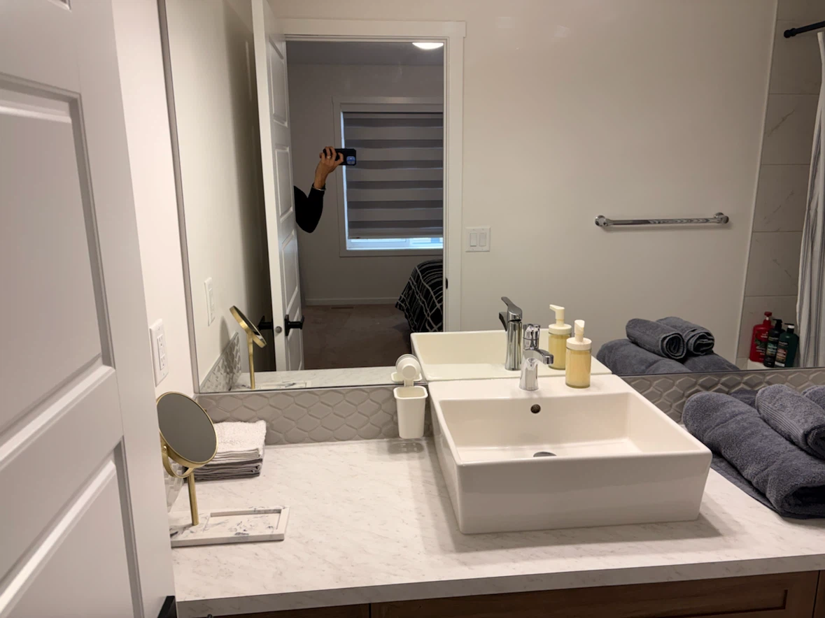 Furnished Calgary 4BR House and 3 full bath house for Night stay - photo 2