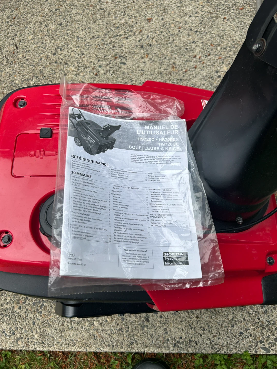 Honda HS720 Snowblower Like New - photo 2