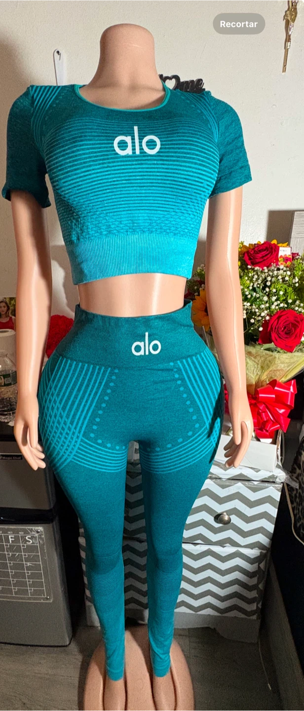 ALO Yoga Activewear Set - photo 2