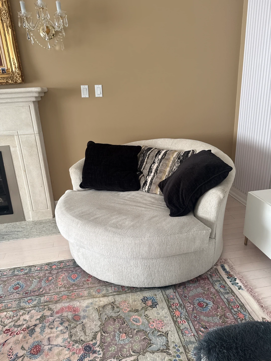 Round swivel accent chair with pillows - photo 4