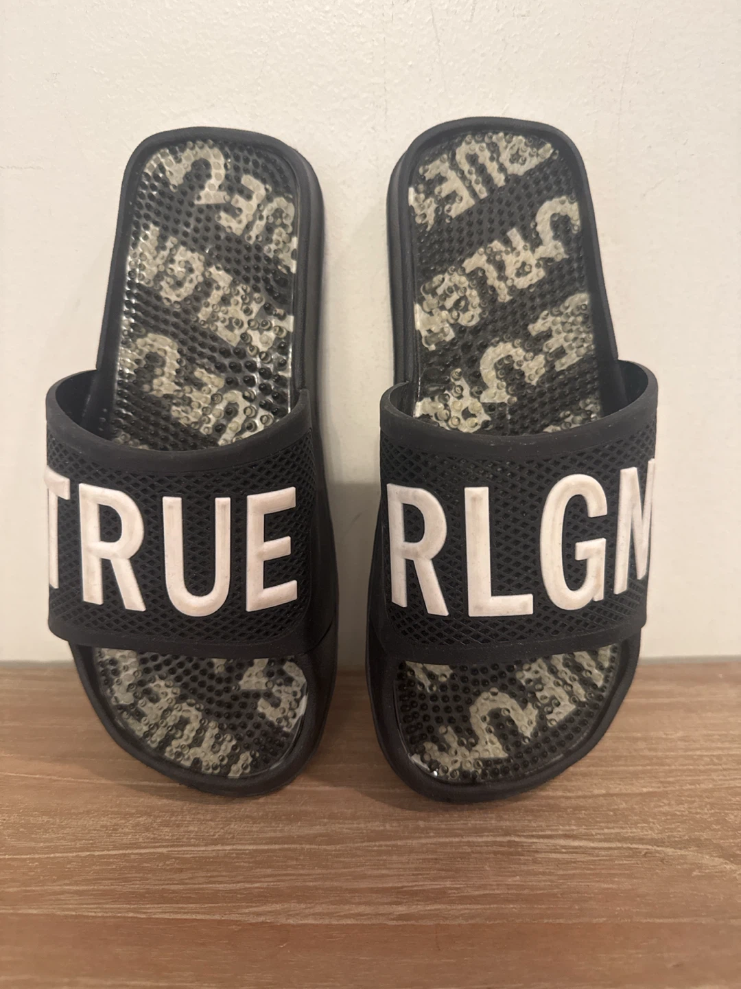 True Religion Slides NEW Size 4