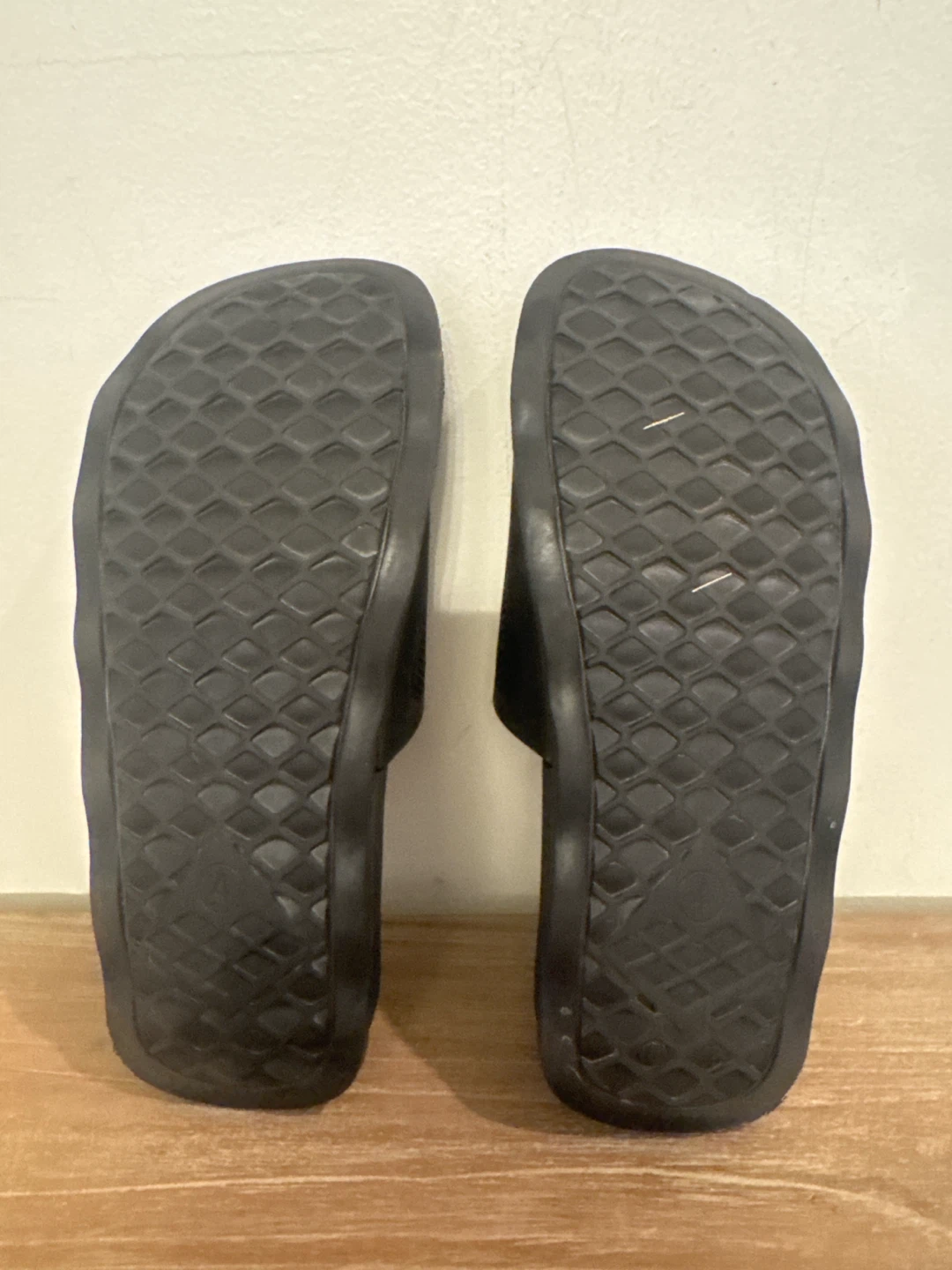 True Religion Slides NEW Size 4 - photo 2