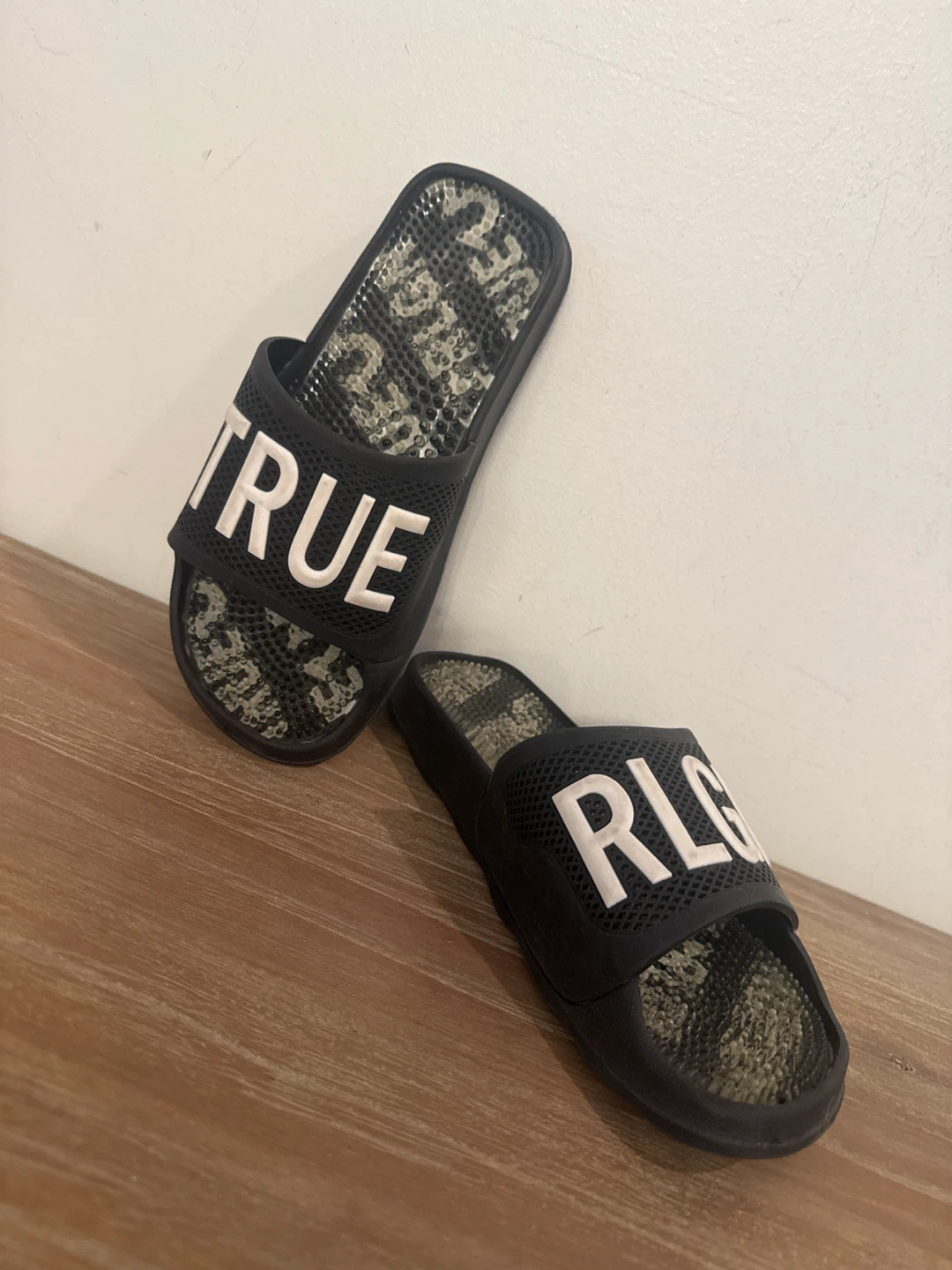 True Religion Slides NEW Size 4 - photo 3