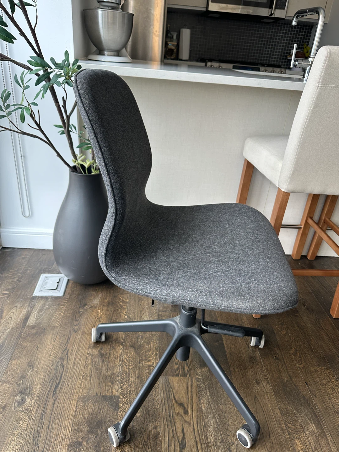 Grey swivel chair - photo 3