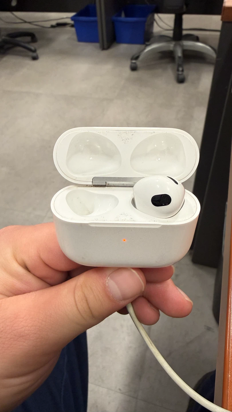 Apple AirPod (3 Generation) Charging Case+ 1 ear bud