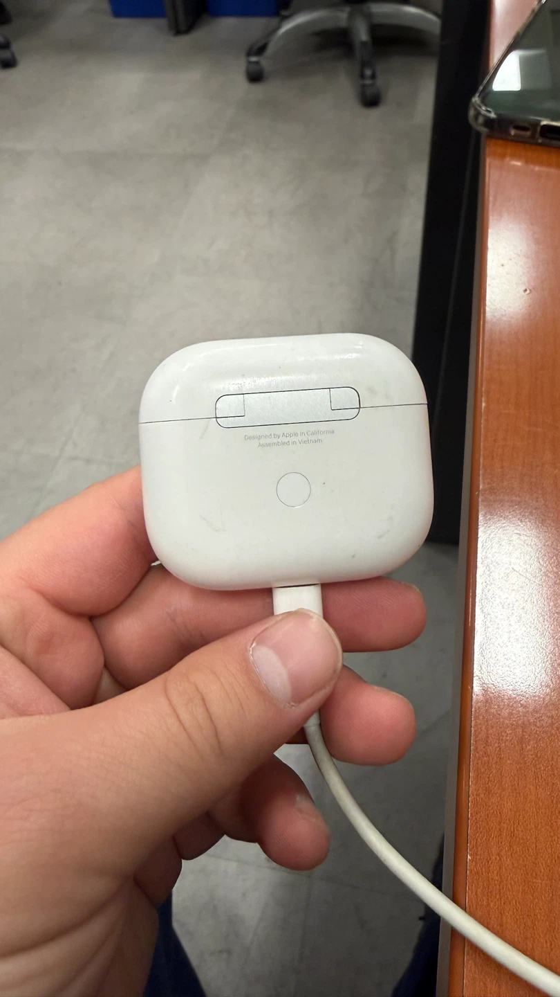 Apple AirPod (3 Generation) Charging Case+ 1 ear bud - photo 2