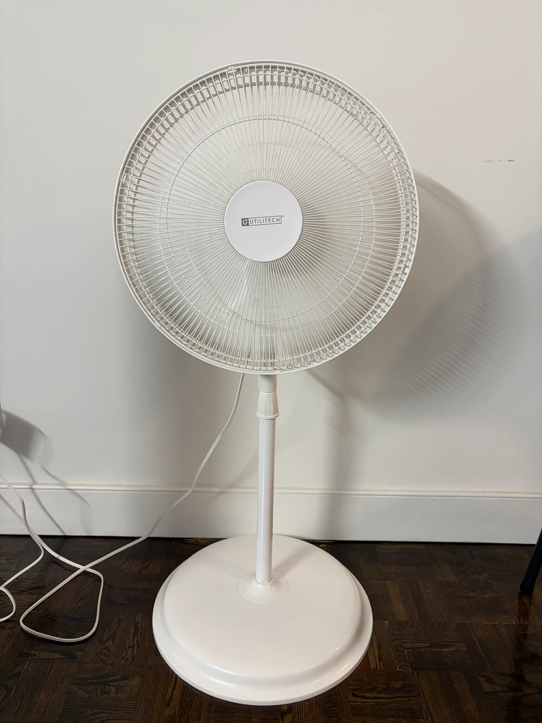 Utilitech 16-In 3-Speed White Tilting and Oscillating Stand Fan