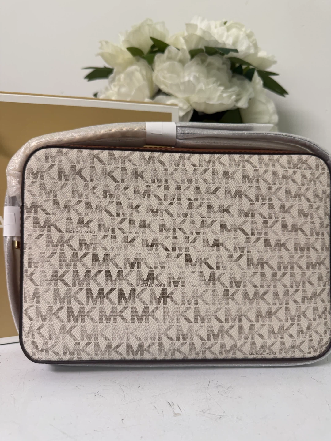 Michael Kors Jet Set Camera Bag - photo 2