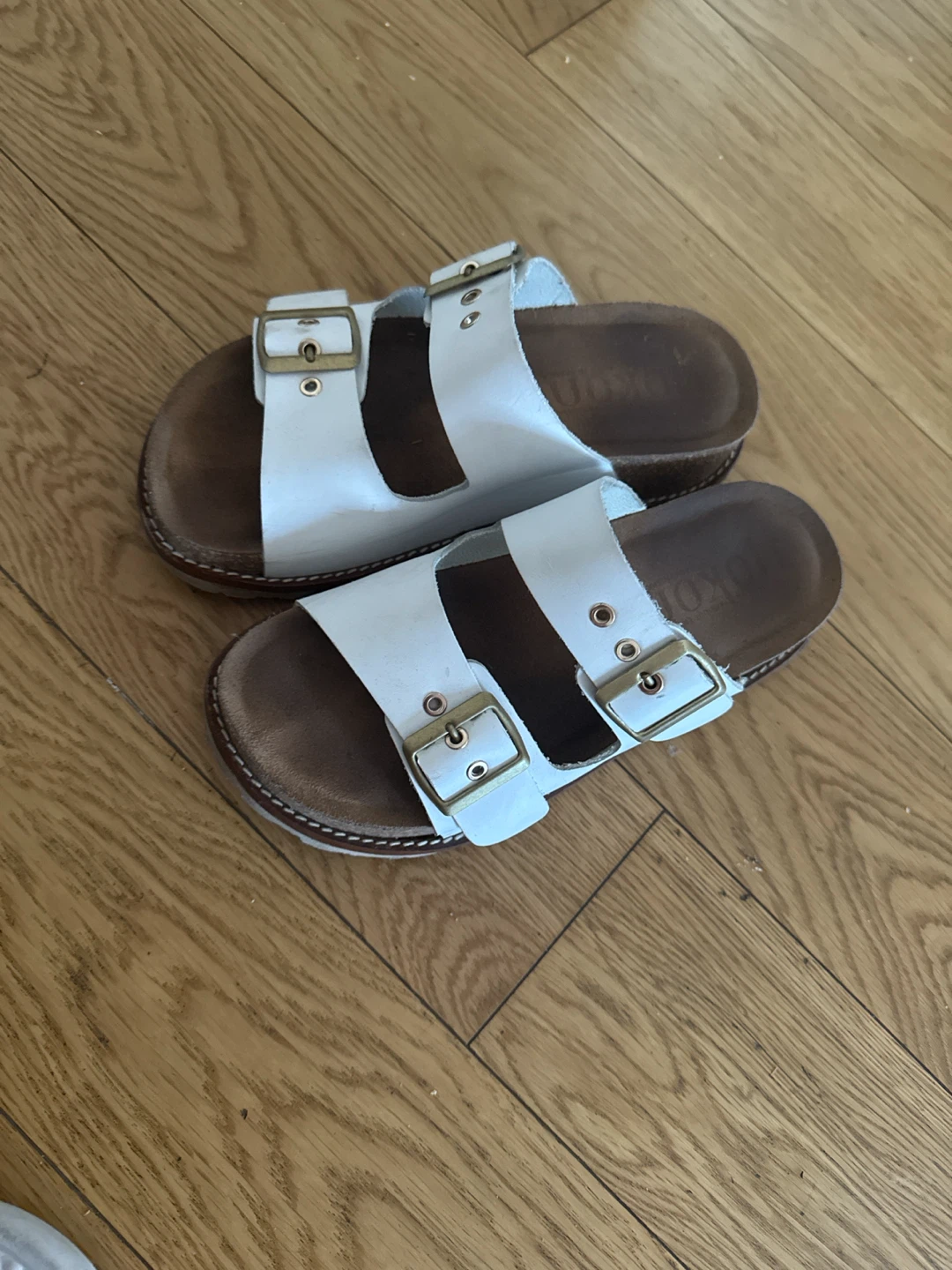 White slipers - photo 2