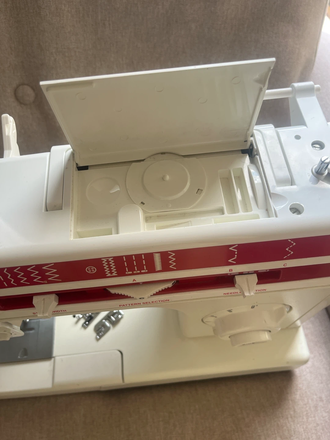 Singer 9805C Electronic Sewing Machine - photo 2