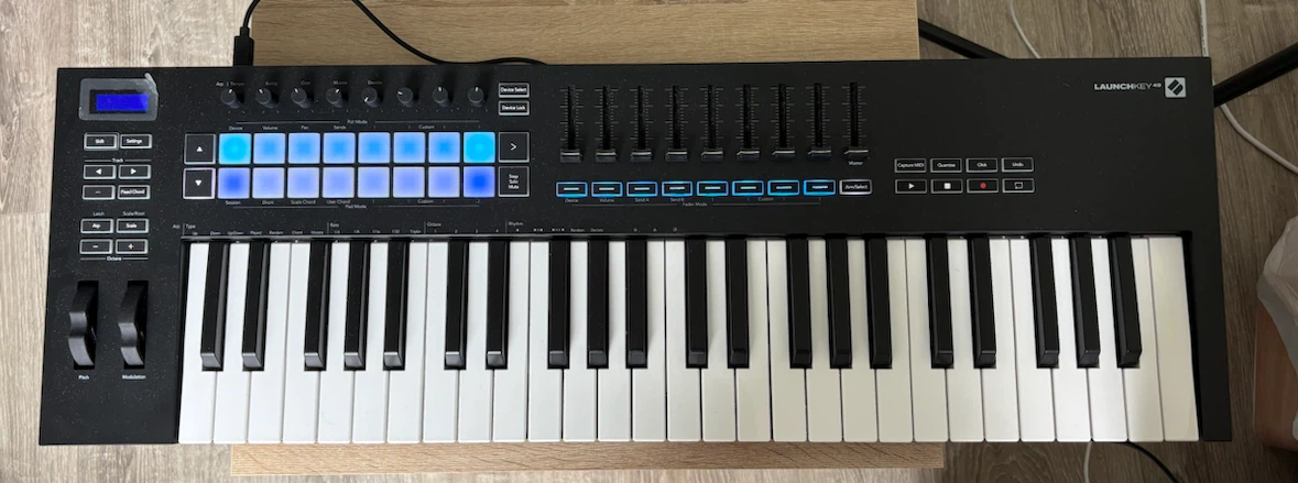 49-key midi keyboard (novation launchkey 49 mk3)