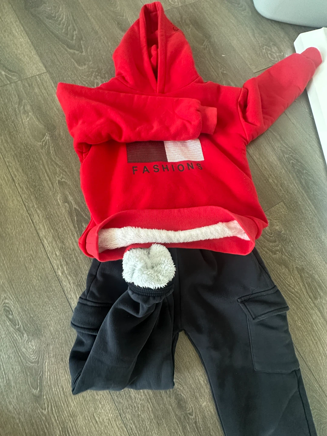 Red Hoodie and Black Cargo Pants Set - photo 2