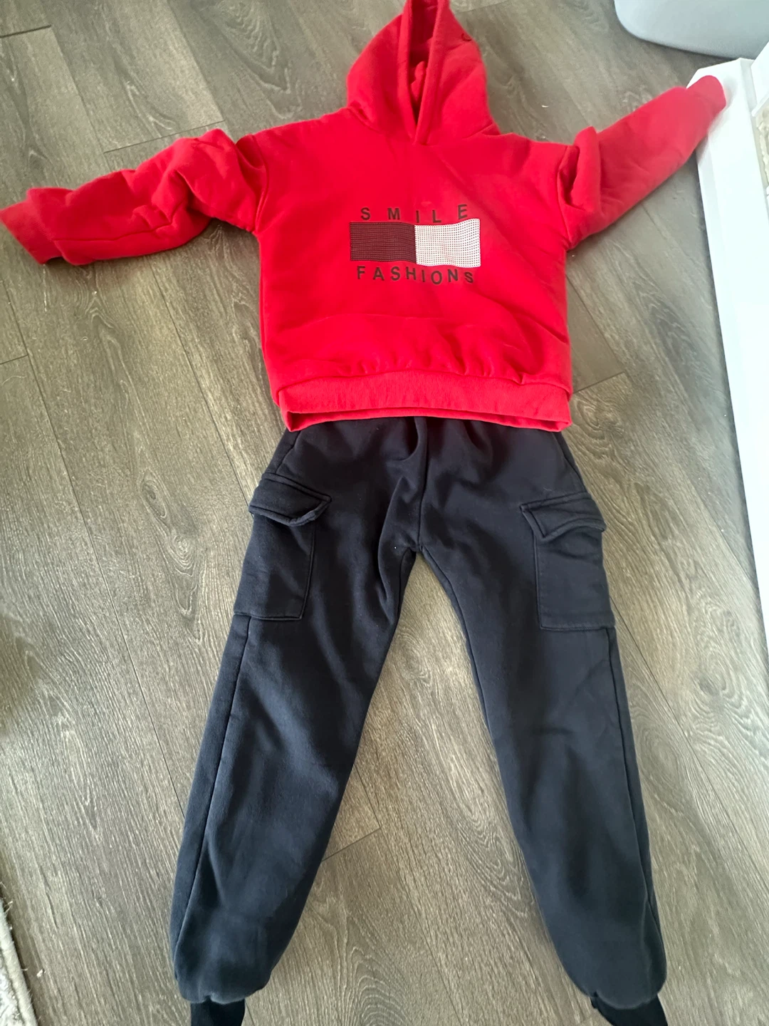 Red Hoodie and Black Cargo Pants Set - photo 3