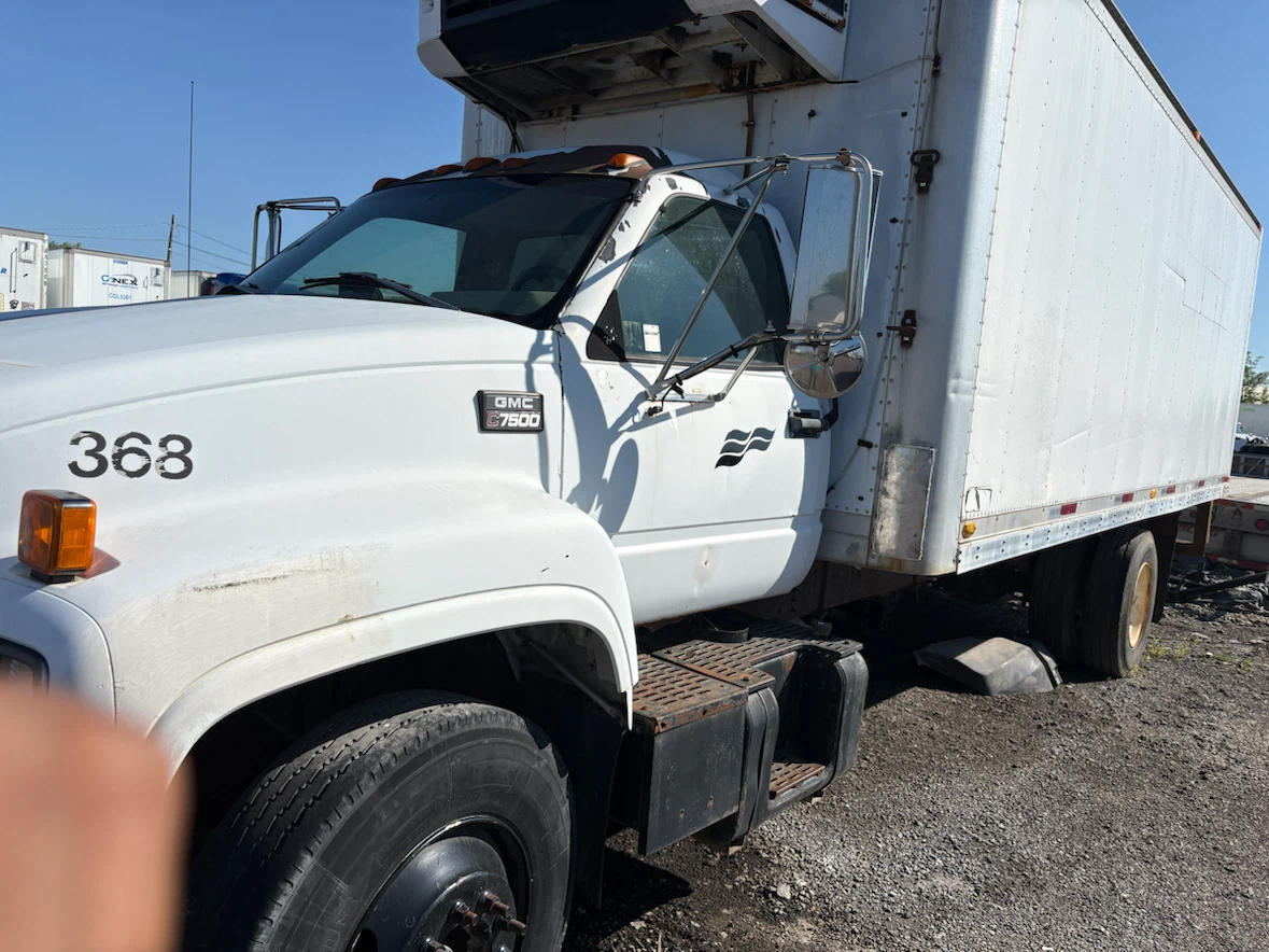 GMC TopKick Refrigerator Truck - photo 2