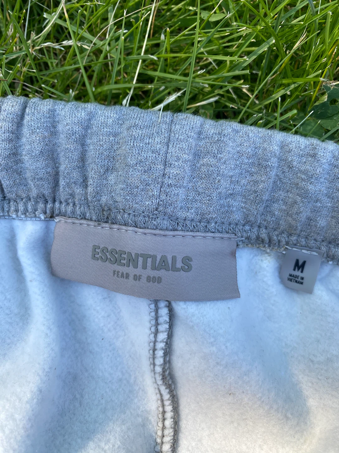 Fear of God Essentials Sweat Shorts – Grey – Size medium - photo 2
