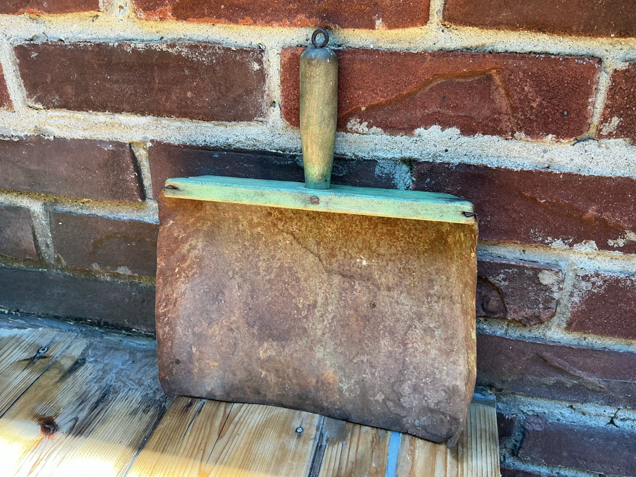 Antique Rustic Metal Dustpan with Green Wooden Handle ! - photo 2