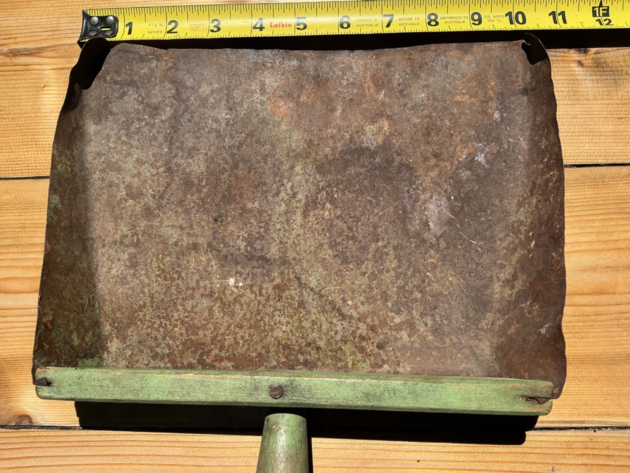 Antique Rustic Metal Dustpan with Green Wooden Handle ! - photo 4