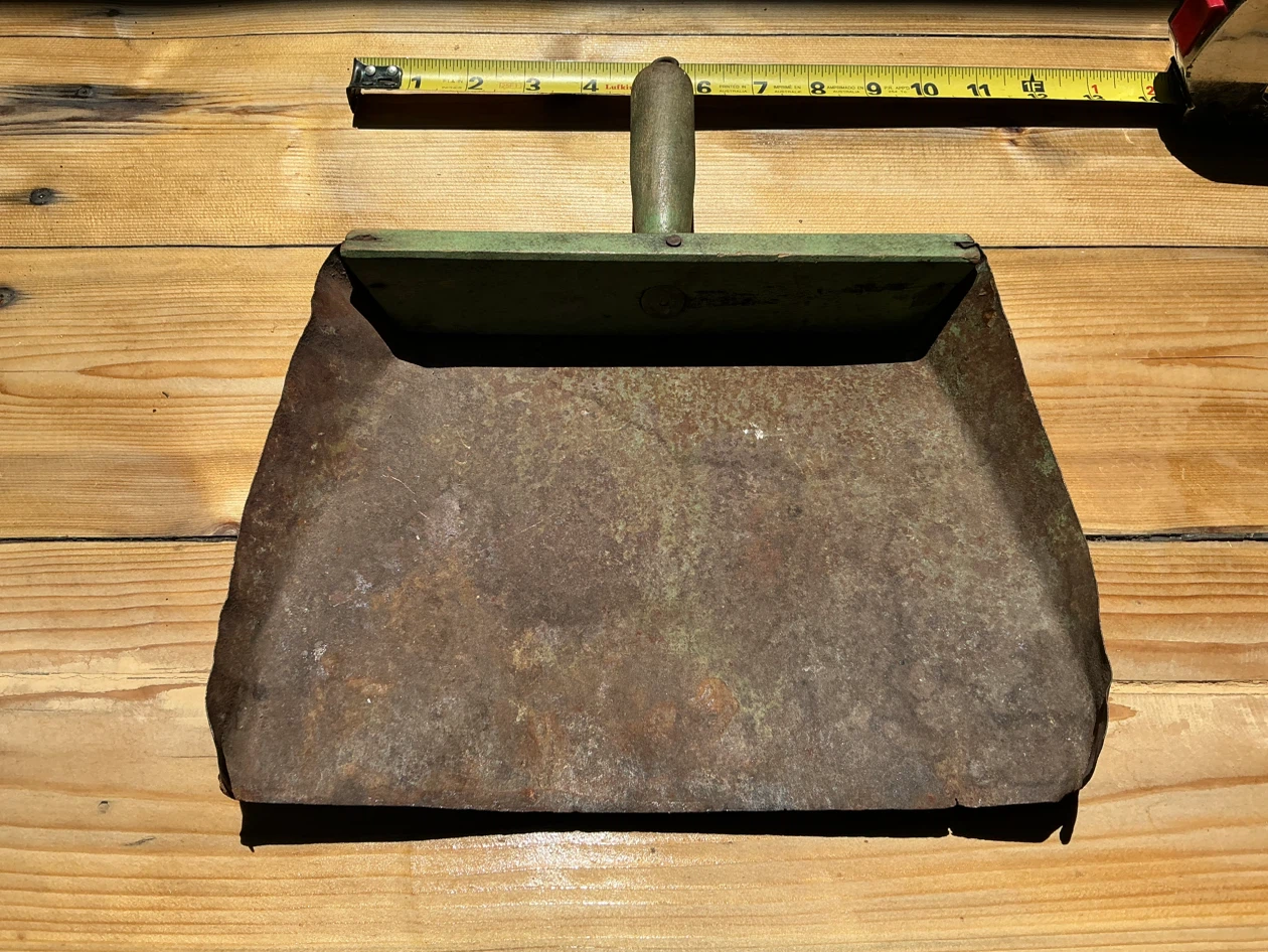 Antique Rustic Metal Dustpan with Green Wooden Handle ! - photo 5