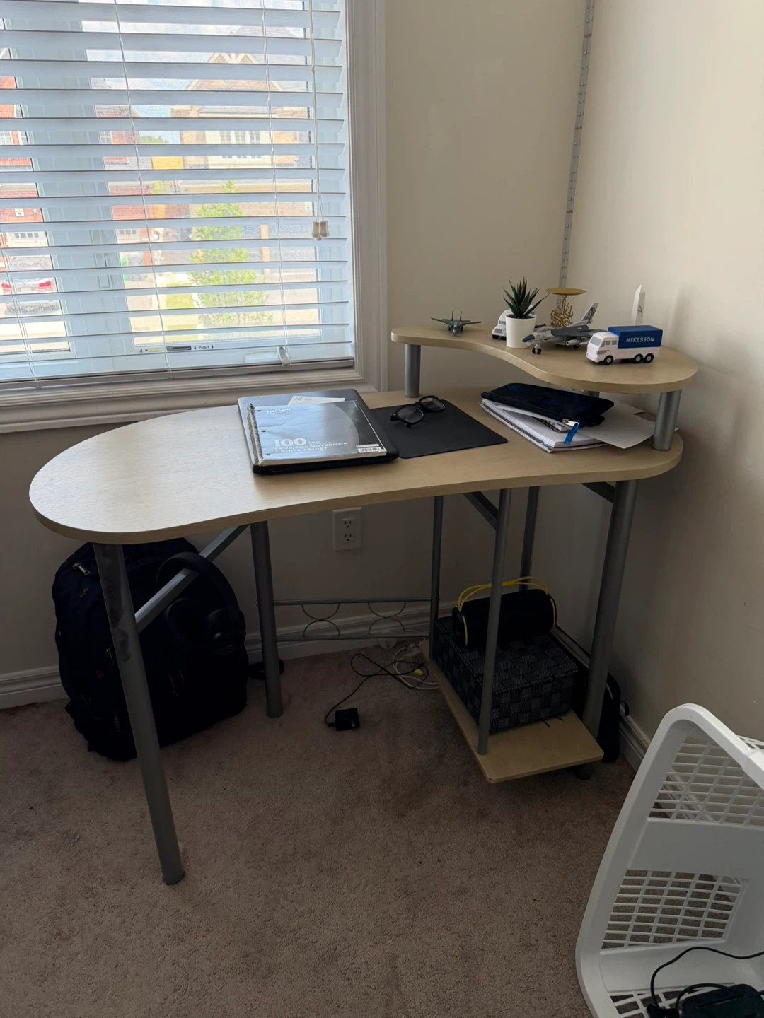 Compact computer desk with hutch