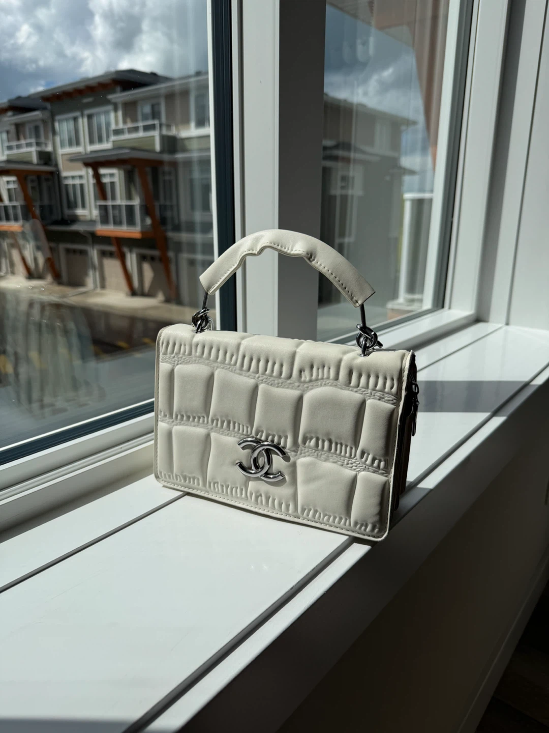 White Quilted Handbag with Chain Strap - photo 5