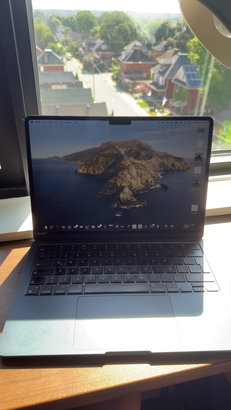 MacBook Air M2 13” + AppleCare+ Until Aug 2027 + USB-C Hub