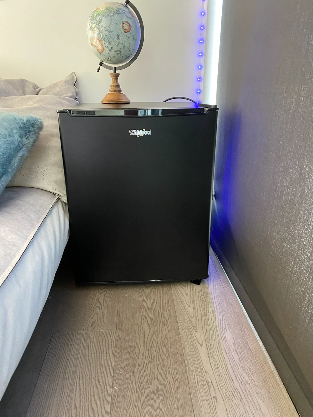 Whirlpool Mini Fridge - photo 4