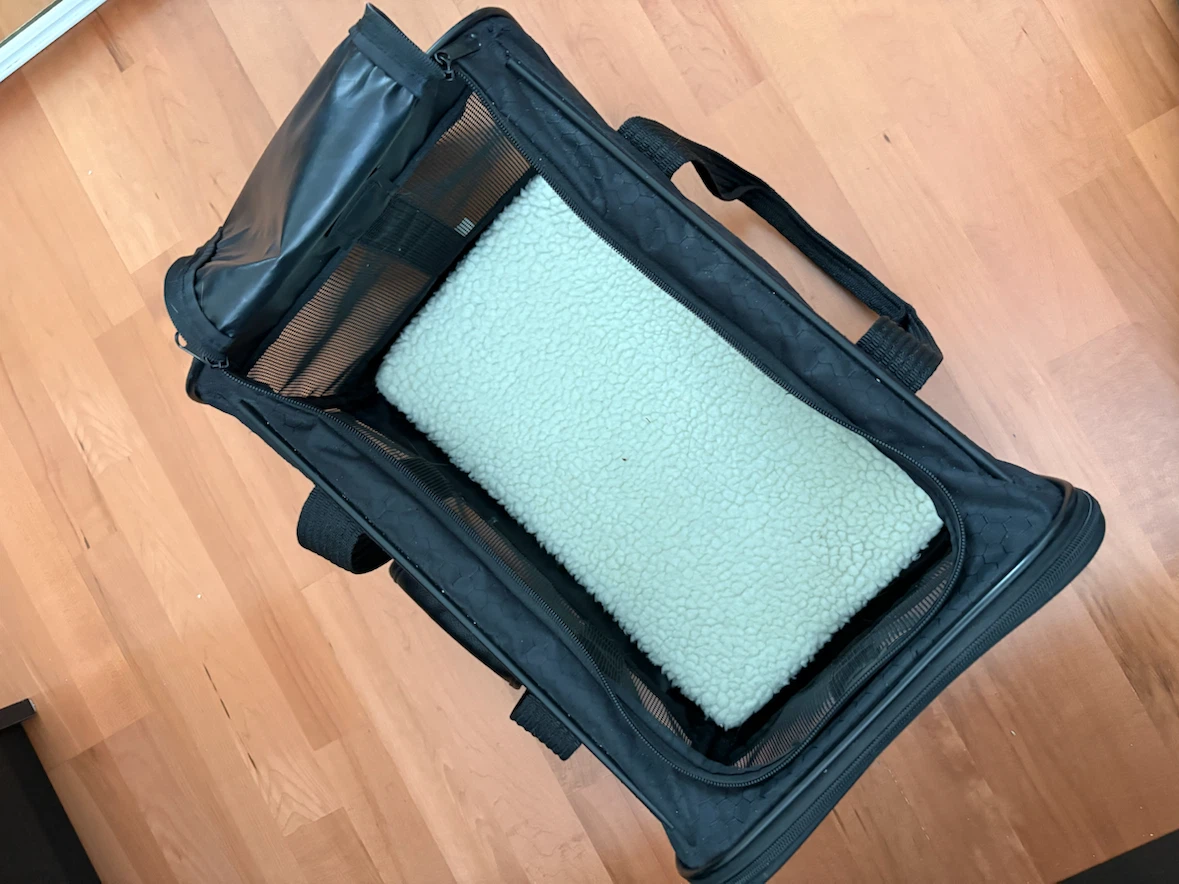 15” X 11” Black Pet Carrier Bag with Fleece Pad - photo 3